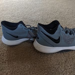 Men's Nike basketball shoe